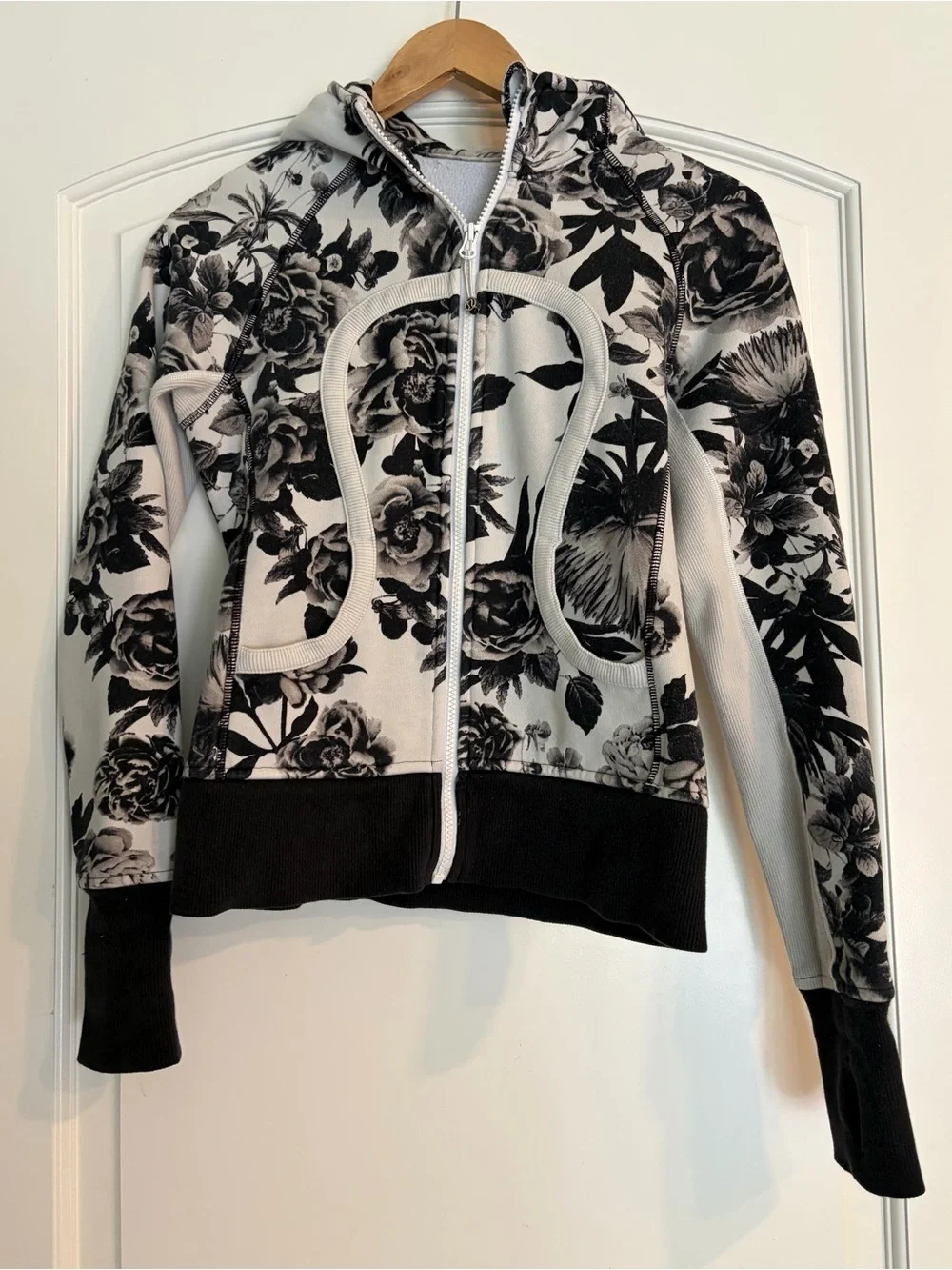 Lululemon Scuba Hoodie Stretch Women’s Brisk Bloom Black White Size Small